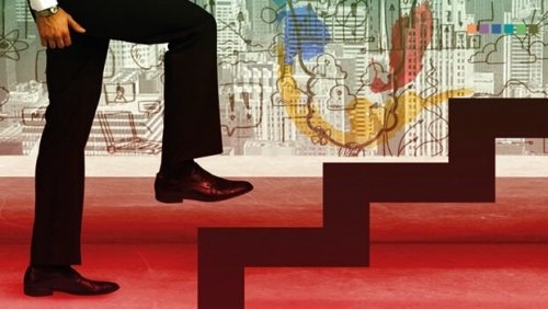 Mężczyzna wchodzi po schodach