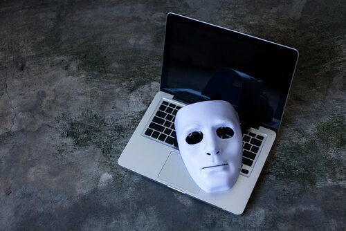 przemoc-seksualna-w-internecie-maska-laptop