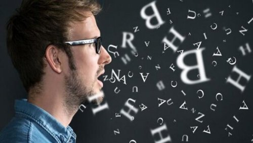 Mężczyzna w okularach z afazją