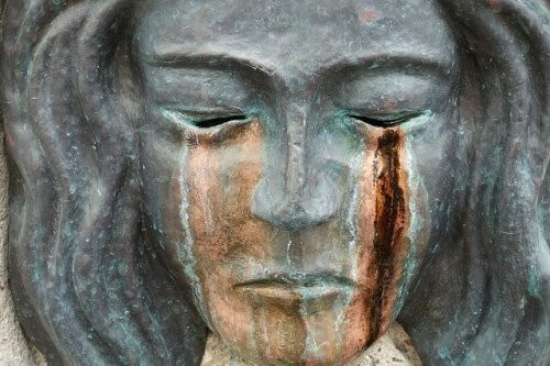 Strach - posąg płaczącej kobiety