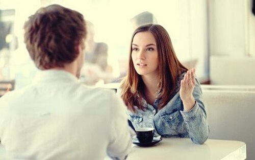 Słuchanie bez empatii: emocjonalne odłączenie