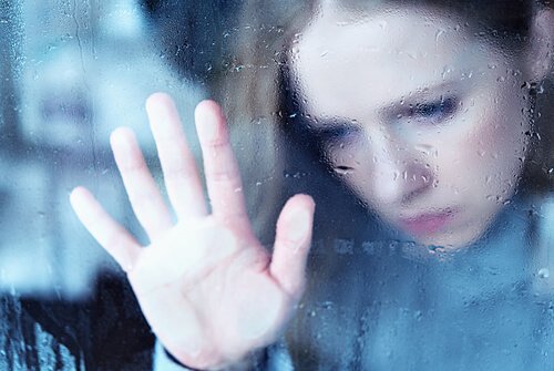 Smutna kobieta w oknie