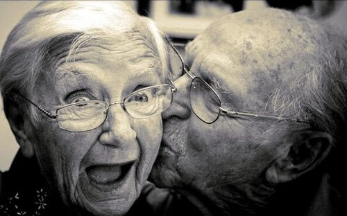 Dziadek całuje babcię w policzek