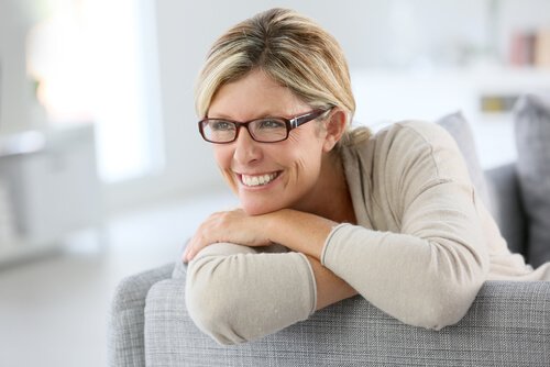 szczęśliwa kobieta w okularach - 12 archetypów jungowskich