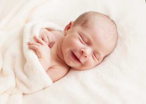 uśmiechające się niemowlę
