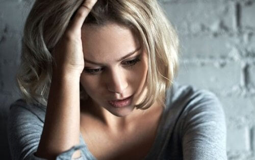 Zestresowana kobieta odczuwa niepokój