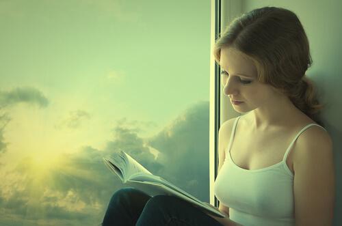 Kobieta czytająca książkę