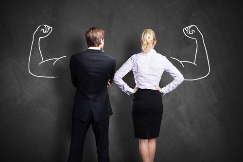 Kobieta i mężczyzna w służbowych ubraniach - dwie strony ambicji