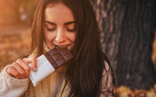 kobieta je czekoladę