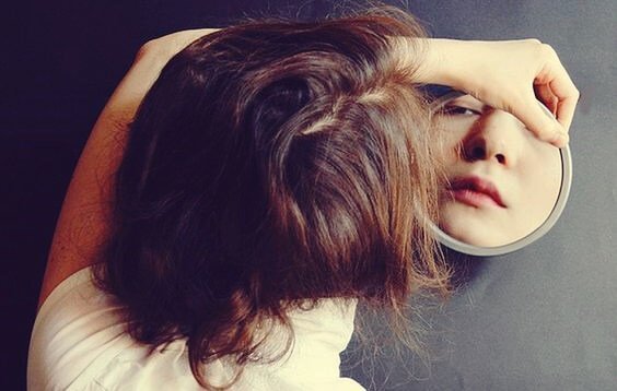 Kobieta patrząca w lustro