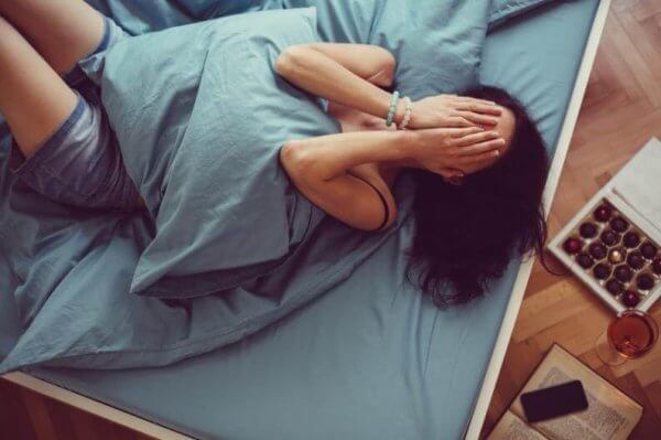 kobieta w łóżku - rodzaje bezsenności