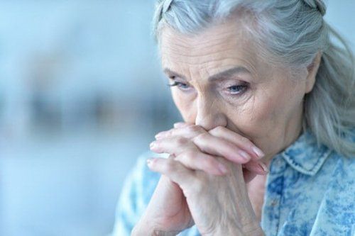 Smutna kobieta - Inteligencja emocjonalna u osób starszych