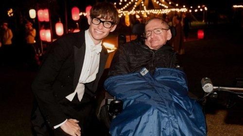 Stephen Hawking z odtworcą jego roli w filmie Teoria wszystkiego