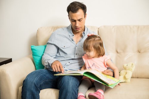 Tata czytający córce