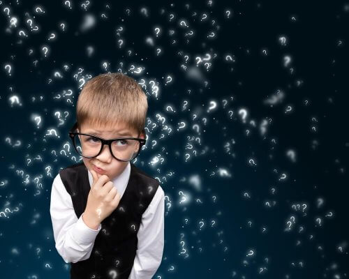Zamyślony chłopiec w okularach - rozwijanie potencjału dzieci