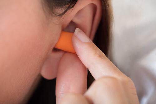 Zatyczki do uszu pozwalają na lepsze  wysypianie się