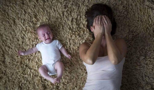 Depresja poadopcyjna - dziecko z matką na dywanie