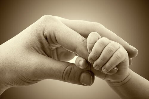 Dłoń dziecka w dłoni matki