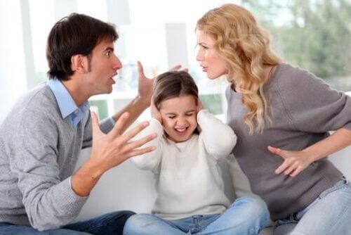 Dziecko zatyka uszy, kiedy jego rodzice się kłócą