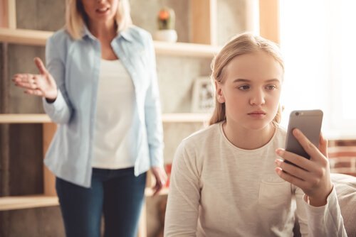 Dziewczynka z telefonem - problemy z zachowaniem dzieci