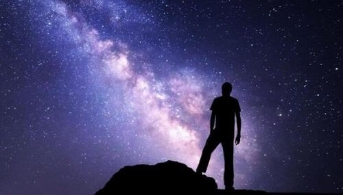 Mężczyzna patrzący na wszechświat