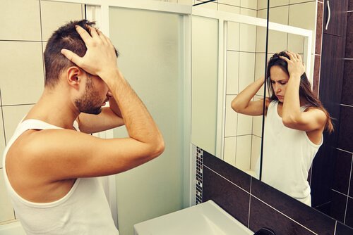 Mężczyzna widzący kobietę w lustrze