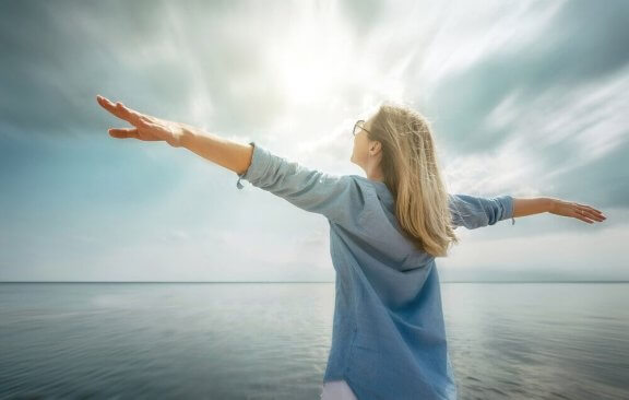 Szczęśliwa kobieta w morzu - chce zostać zwycięzcą