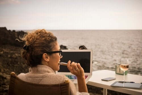 Kobieta przy biurku nad brzegiem morza