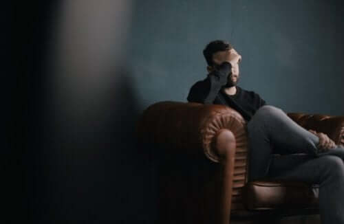 Mężczyzna z depresją siedzi na kanapie