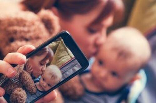 Sharenting - selfie mamy i dziecka