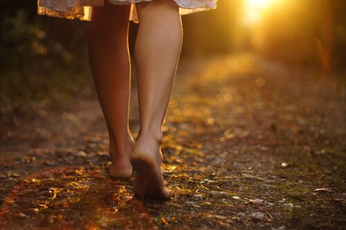 Kobieta spacerująca po lesie