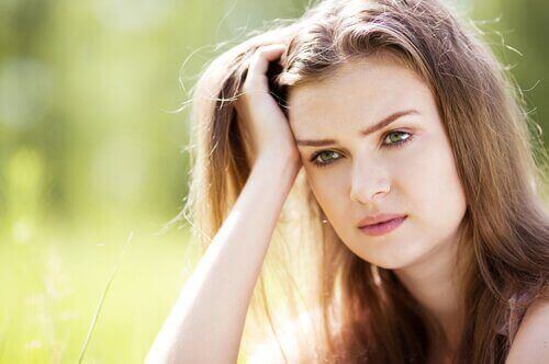 Zamyślona dziewczyna