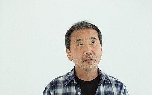 Haruki Murakami patrzy w górę