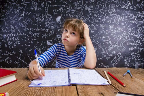 chłopiec uczący się matematyki