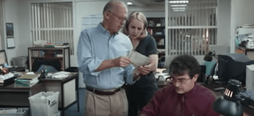 Dzienikarze rozmawiają w redakcji