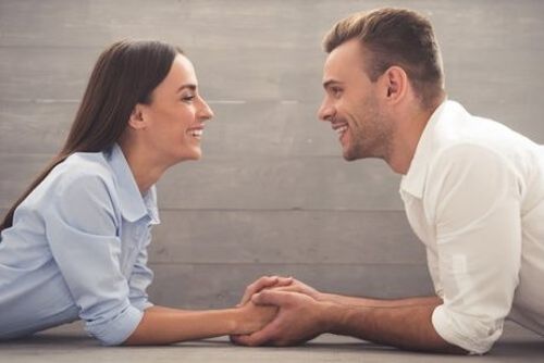 Kobieta i mężczyzna rozmawiają, aby rozwijać słownictwo emocjonalne