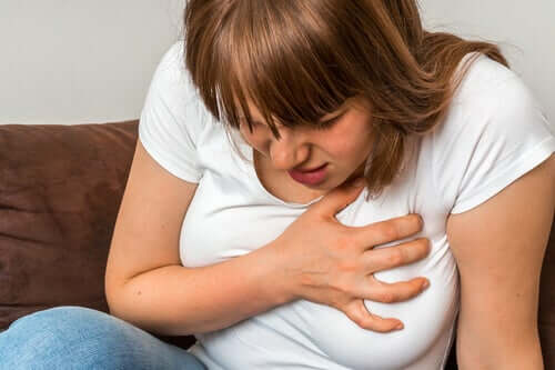 Kobieta z bolącą klatką piersiową
