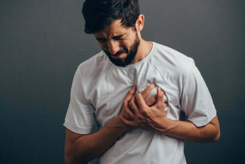 Ból w klatce piersiowej i jego związek z nerwami – poznaj go!