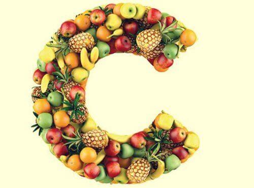 Owoce ułożone w kształcie litery C - bo ich spożywanie pomaga zmniejszyć stres