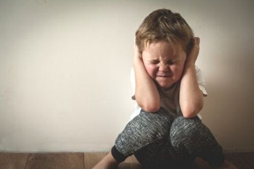 Zestresowane dziecko zatyka uszy