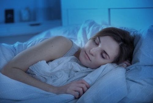 Higiena snu - kobieta śpi w łóżku