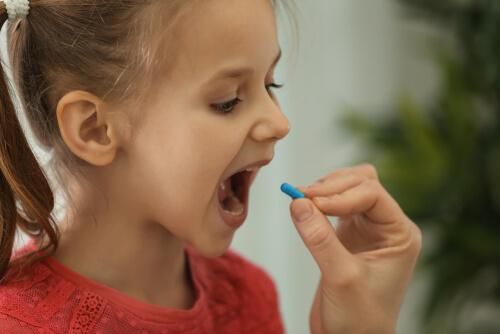 Dziecko łykające tabletkę