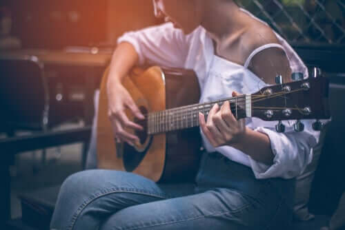 Kobieta grająca na gitarze