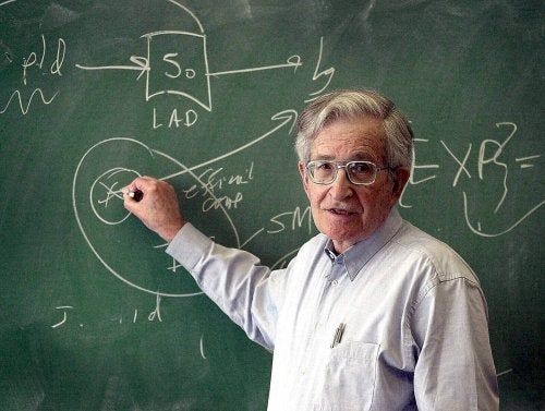Noam Chomsky o fałszywych wiadomościach i postprawdzie