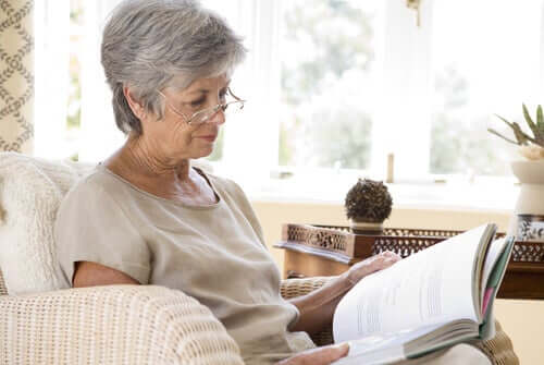 Starsza kobieta czytająca książkę