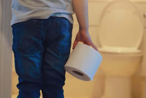 Dziecko z papierem toaletowym