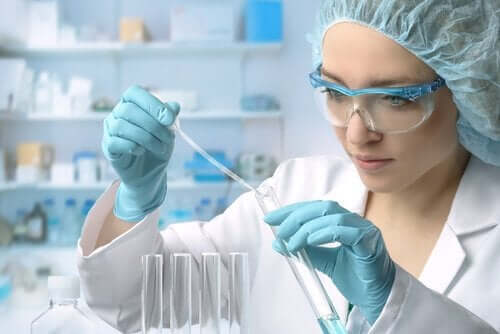 Kobieta - naukowiec w laboratorium