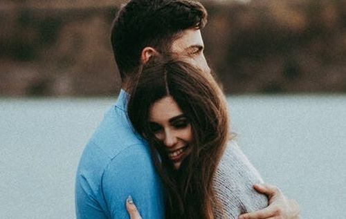 Młode małżeństwo w objęciach