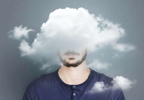Mężczyzna z głową zasłoniętą chmurami