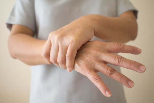 Osoba dotykająca swoich dłoni